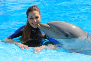chica junto a un delfín