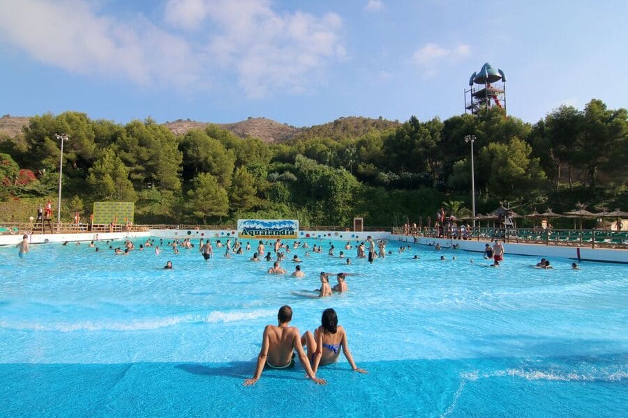 Pareja en la piscina de olas en Aqualandia