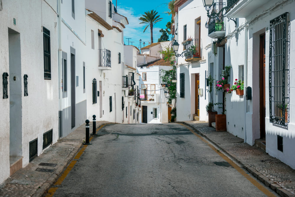 Vista de una calle de Altea y sus casas blancas