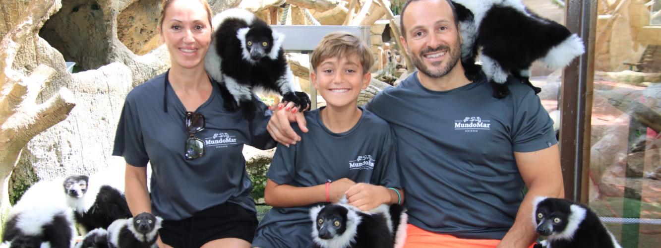 unos padres con sus hijos con animales encima en Mundomar