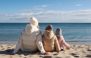 Una familia en la playa durante el invierno